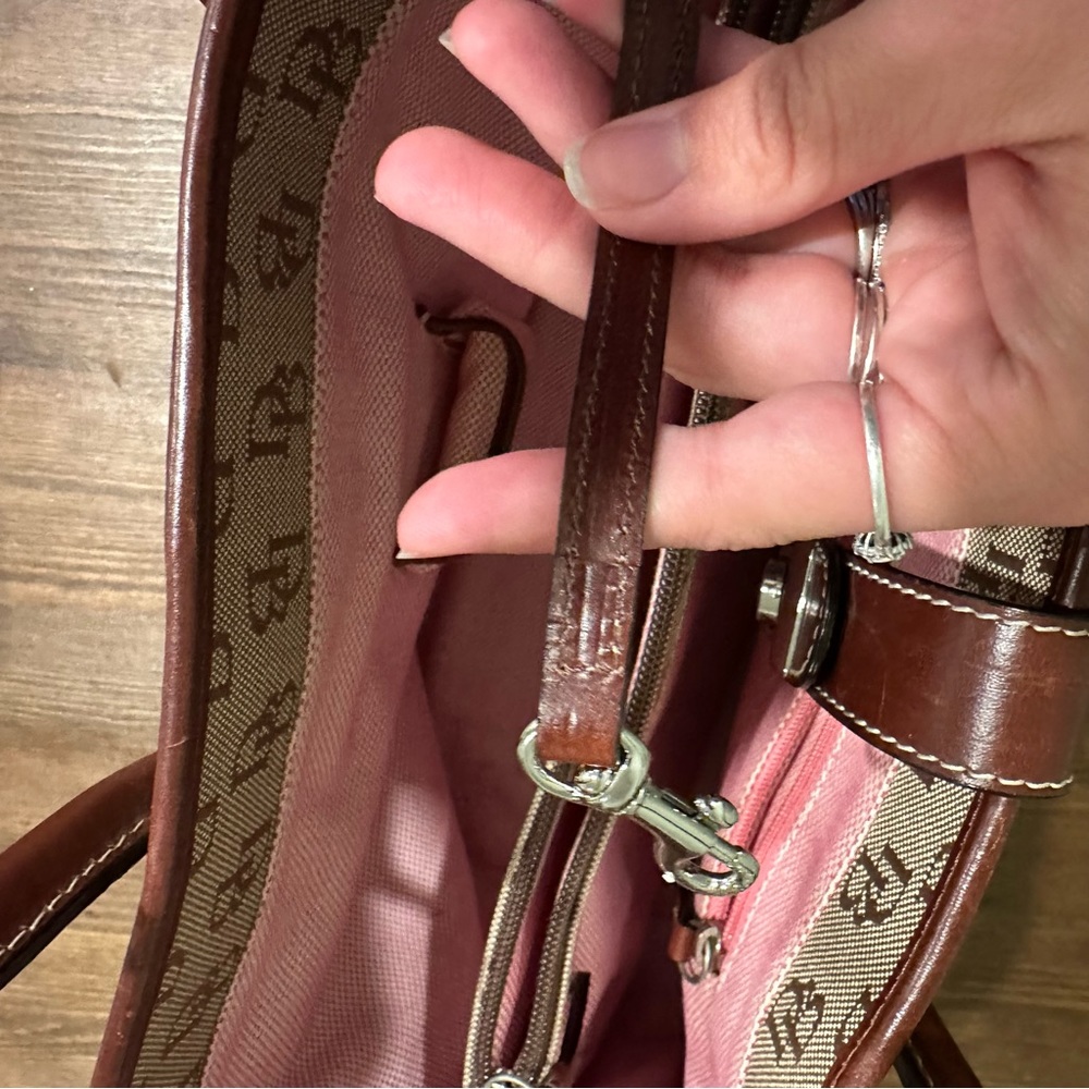 Dooney & Bourke authentic tote bag with clasp and design on outside EUC - Picture 6 of 10